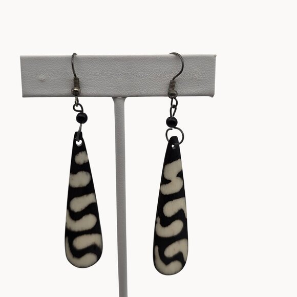 Boho African American Style Faux Batik Bone Swirl White Black Tapered Earrings - Picture 2 of 6